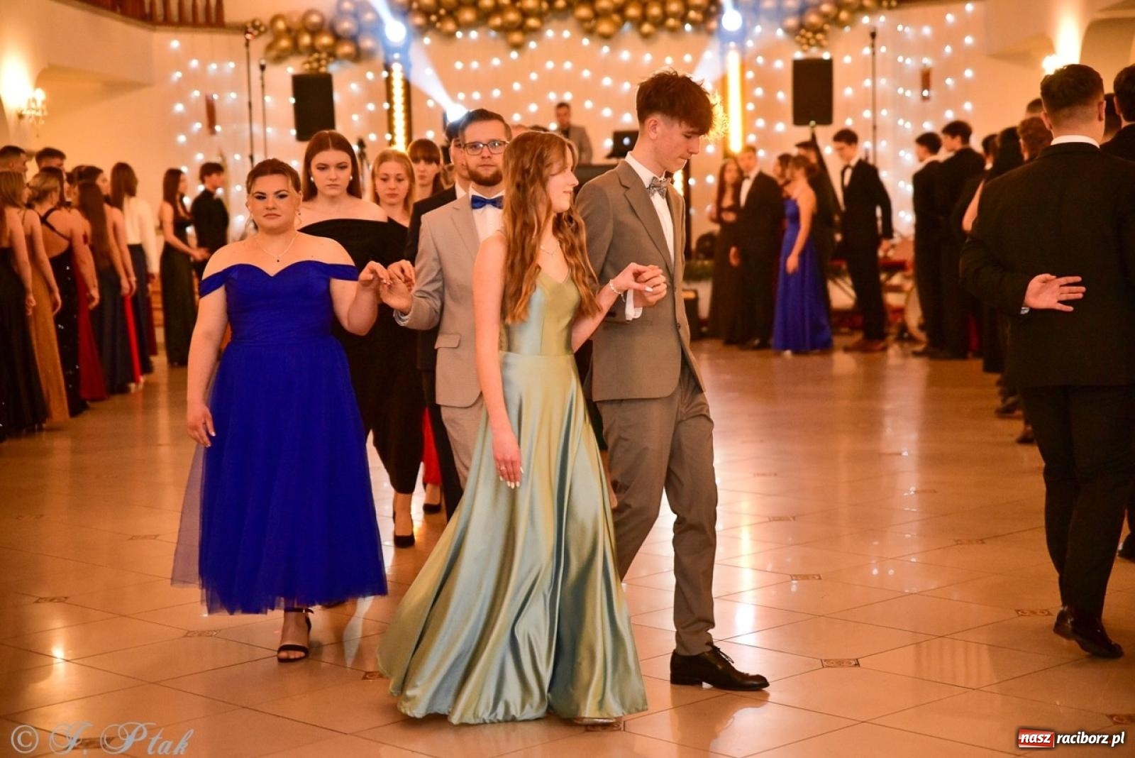 Zdjęcie w galerii na portalu naszraciborz.pl: Studniówka II LO w Raciborzu na bis: polonez, humor i tradycja [FOTO] wiadomości z regionu