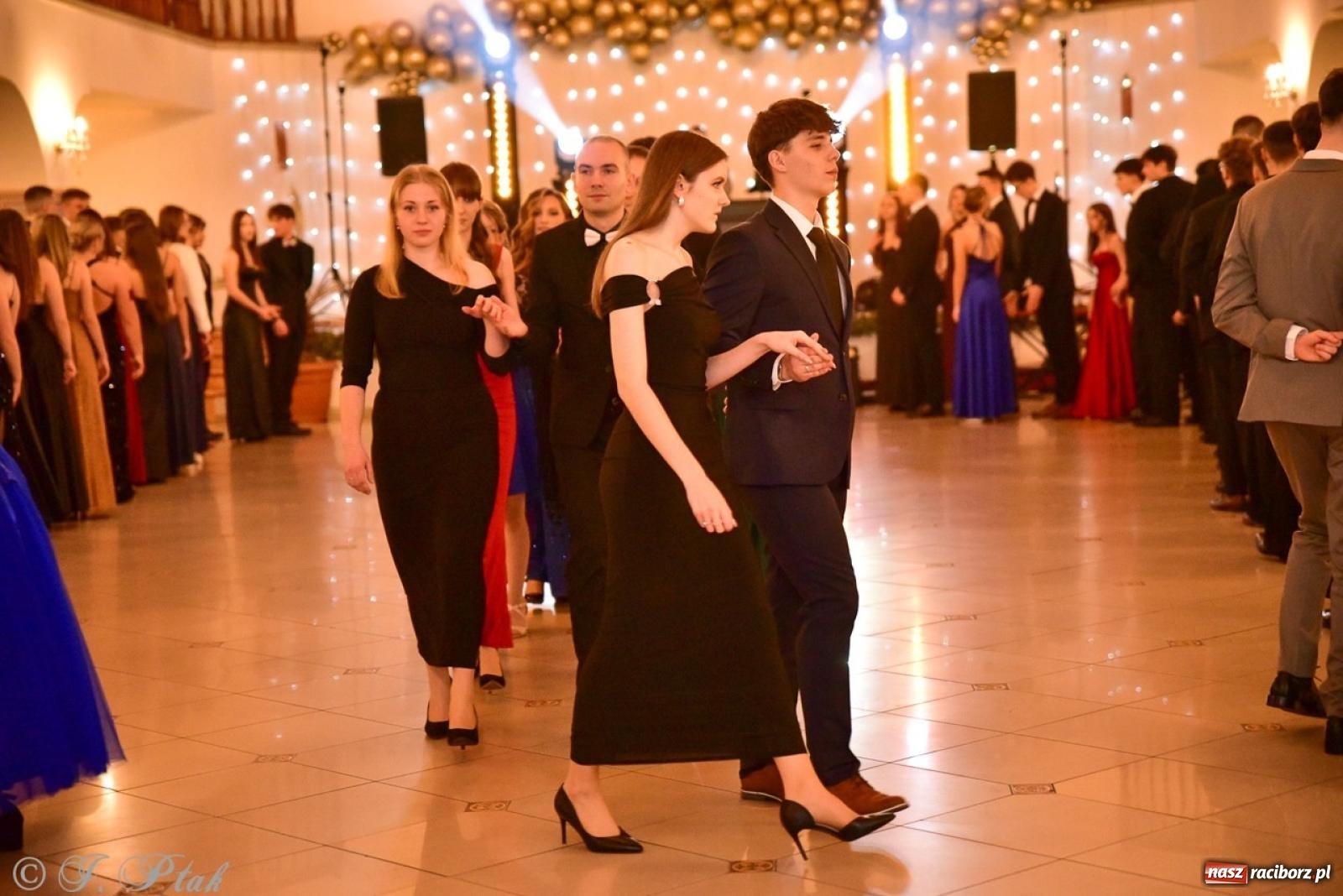 Zdjęcie w galerii na portalu naszraciborz.pl: Studniówka II LO w Raciborzu na bis: polonez, humor i tradycja [FOTO] wiadomości z regionu