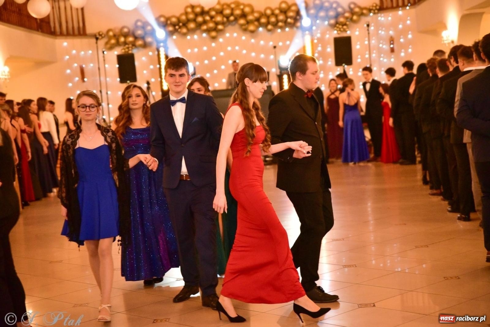 Zdjęcie w galerii na portalu naszraciborz.pl: Studniówka II LO w Raciborzu na bis: polonez, humor i tradycja [FOTO] wiadomości z regionu