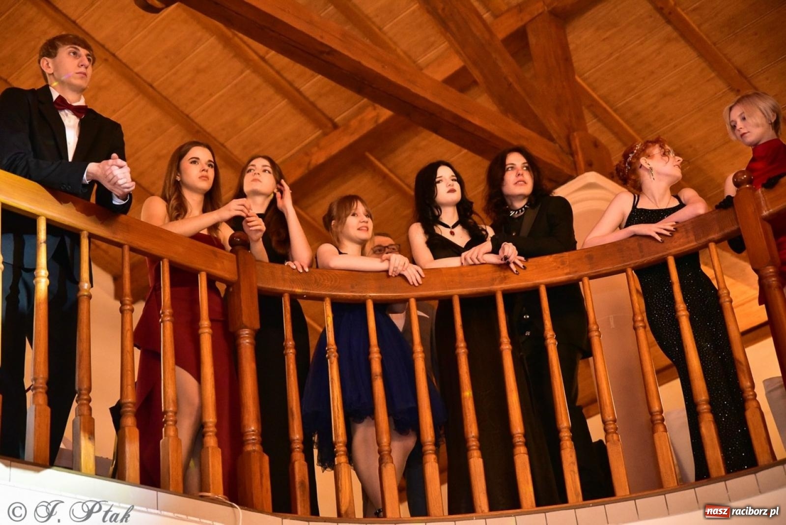 Zdjęcie w galerii na portalu naszraciborz.pl: Studniówka II LO w Raciborzu na bis: polonez, humor i tradycja [FOTO] wiadomości z regionu