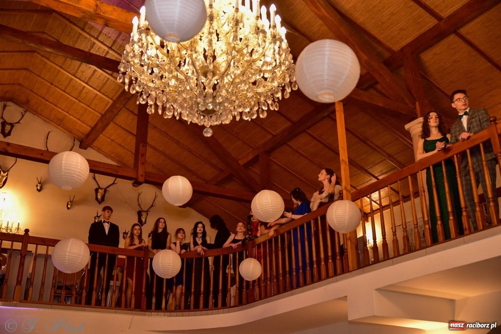 Zdjęcie w galerii na portalu naszraciborz.pl: Studniówka II LO w Raciborzu na bis: polonez, humor i tradycja [FOTO] wiadomości z regionu