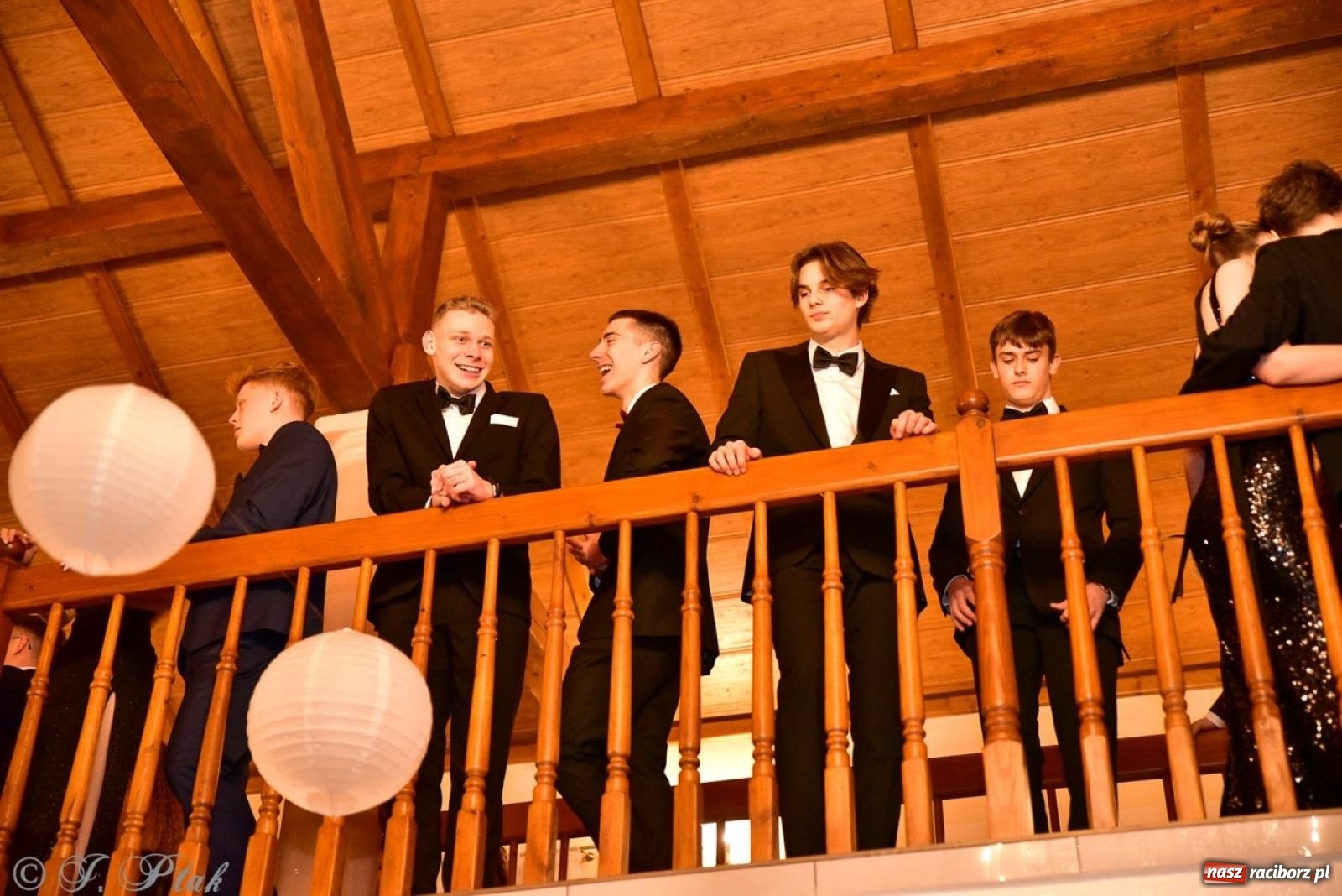 Zdjęcie w galerii na portalu naszraciborz.pl: Studniówka II LO w Raciborzu na bis: polonez, humor i tradycja [FOTO] wiadomości z regionu