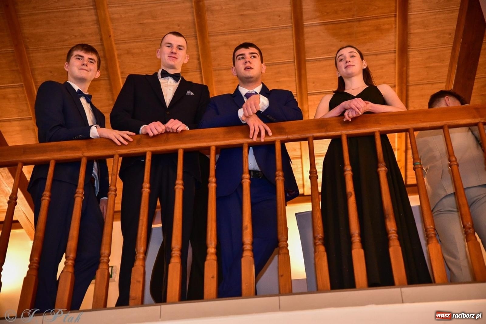 Zdjęcie w galerii na portalu naszraciborz.pl: Studniówka II LO w Raciborzu na bis: polonez, humor i tradycja [FOTO] wiadomości z regionu