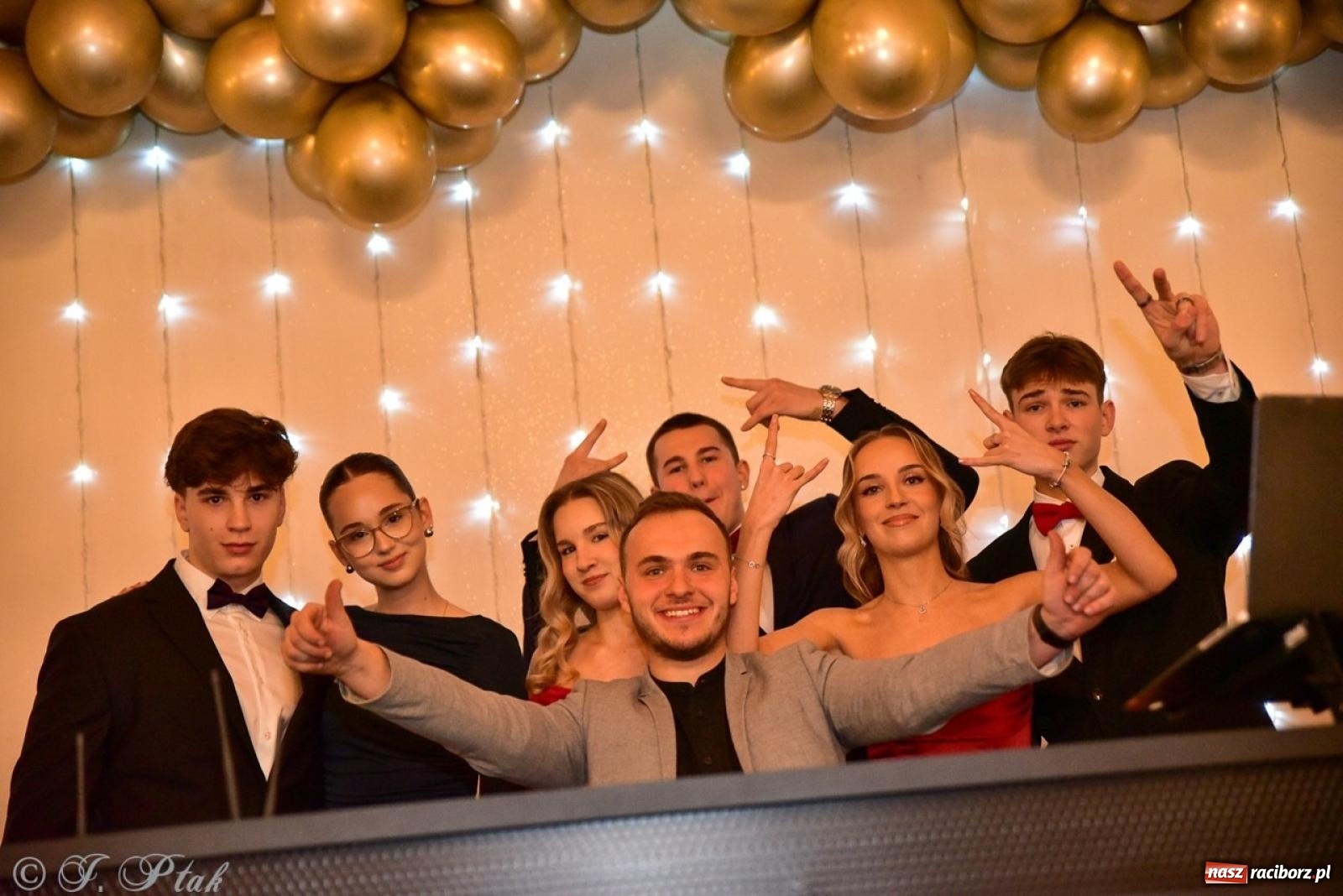 Zdjęcie w galerii na portalu naszraciborz.pl: Studniówka II LO w Raciborzu na bis: polonez, humor i tradycja [FOTO] wiadomości z regionu