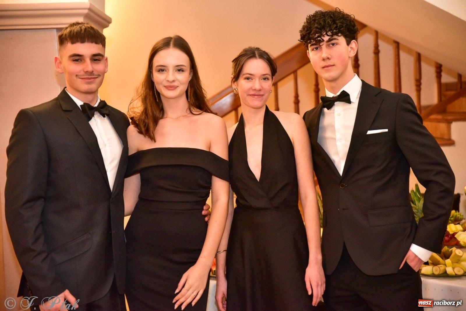 Zdjęcie w galerii na portalu naszraciborz.pl: Studniówka II LO w Raciborzu na bis: polonez, humor i tradycja [FOTO] wiadomości z regionu