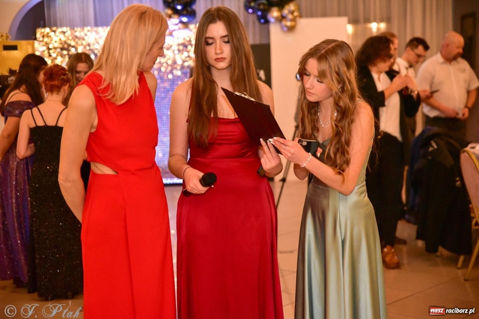 Zdjęcie w galerii na portalu naszraciborz.pl: Studniówka II LO w Raciborzu na bis: polonez, humor i tradycja [FOTO] wiadomości z regionu