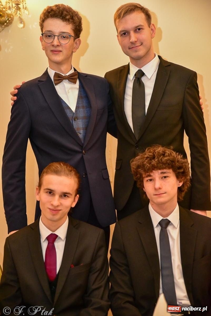 Zdjęcie w galerii na portalu naszraciborz.pl: Studniówka II LO w Raciborzu na bis: polonez, humor i tradycja [FOTO] wiadomości z regionu