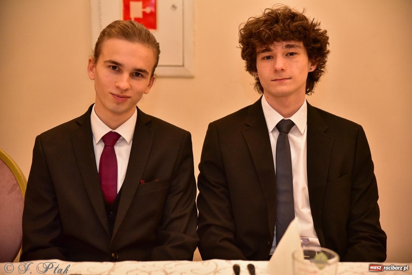 Zdjęcie w galerii na portalu naszraciborz.pl: Studniówka II LO w Raciborzu na bis: polonez, humor i tradycja [FOTO] wiadomości z regionu