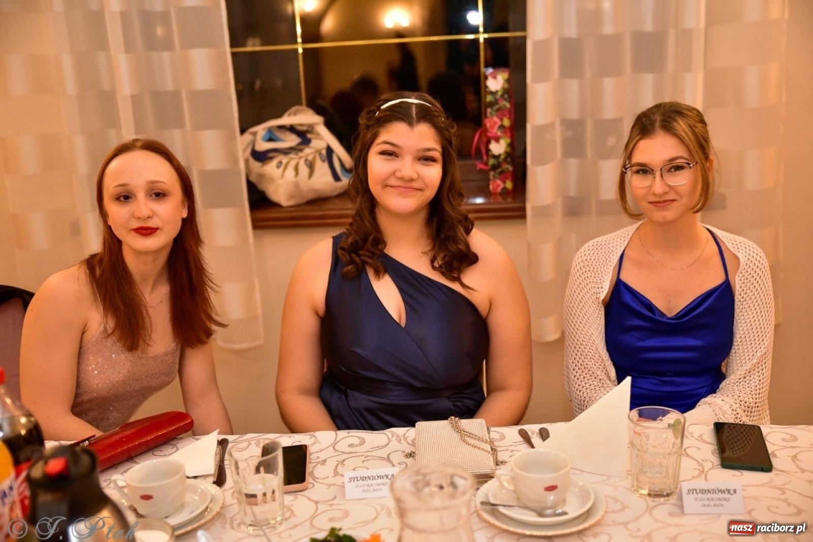 Zdjęcie w galerii na portalu naszraciborz.pl: Studniówka II LO w Raciborzu na bis: polonez, humor i tradycja [FOTO] wiadomości z regionu