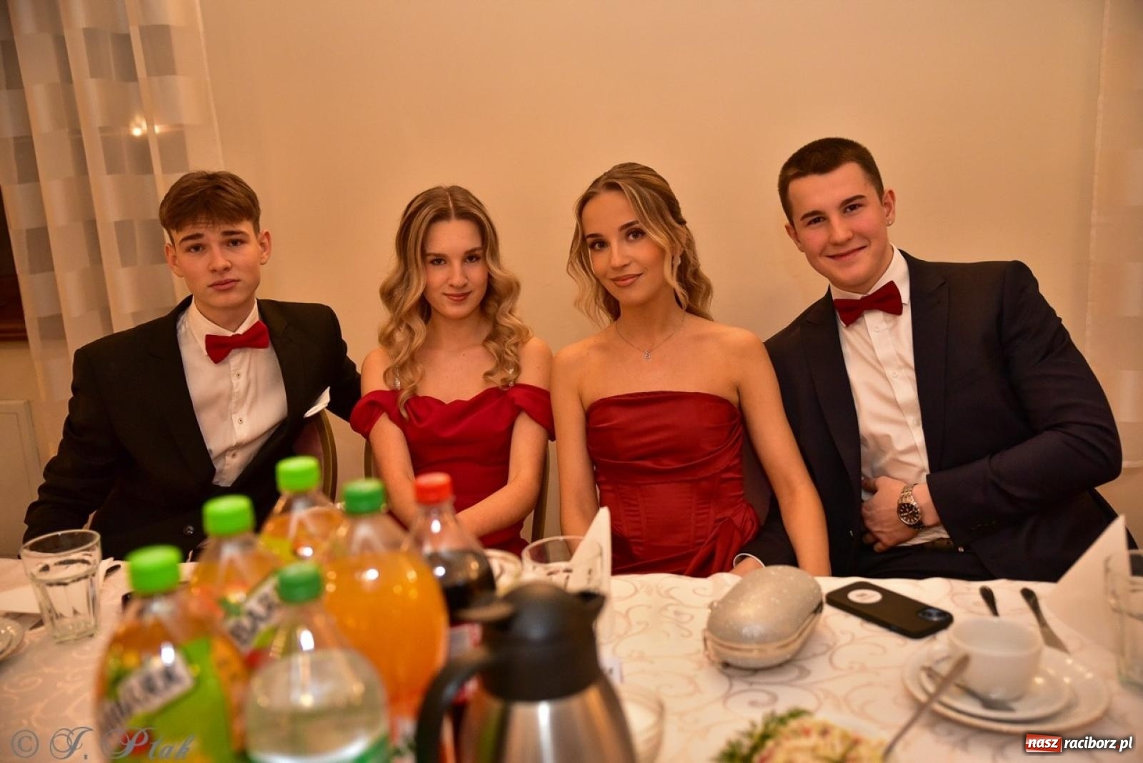 Zdjęcie w galerii na portalu naszraciborz.pl: Studniówka II LO w Raciborzu na bis: polonez, humor i tradycja [FOTO] wiadomości z regionu