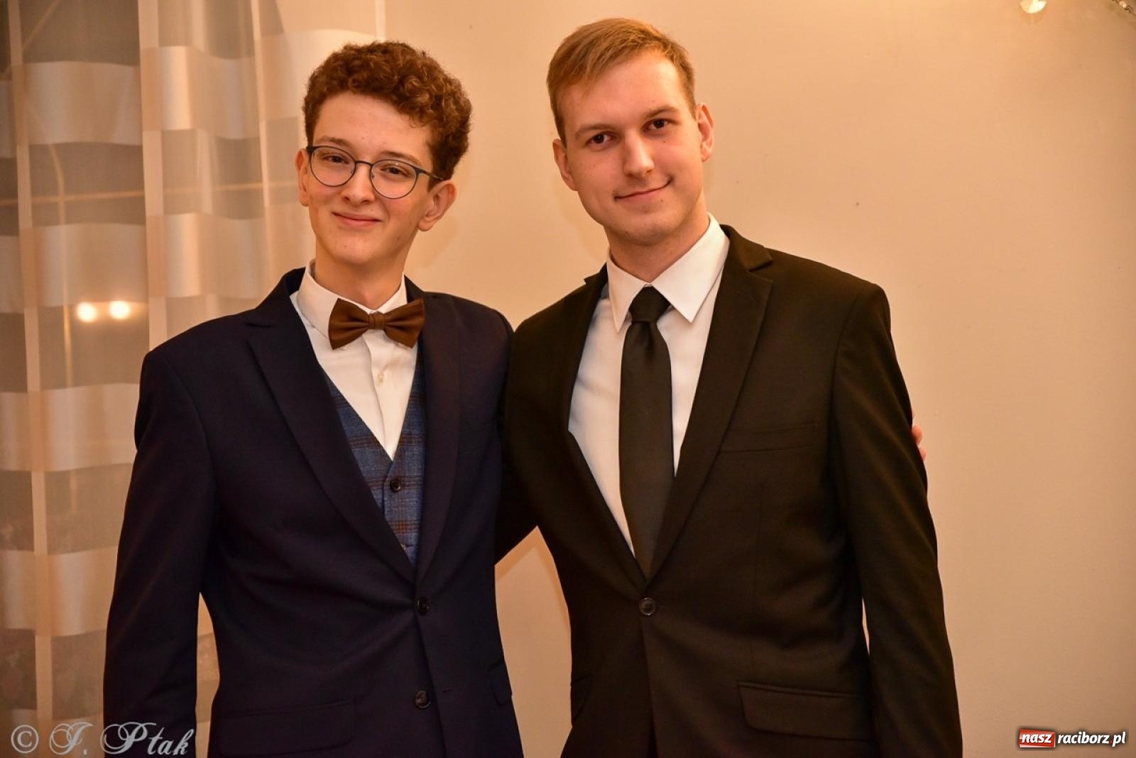 Zdjęcie w galerii na portalu naszraciborz.pl: Studniówka II LO w Raciborzu na bis: polonez, humor i tradycja [FOTO] wiadomości z regionu