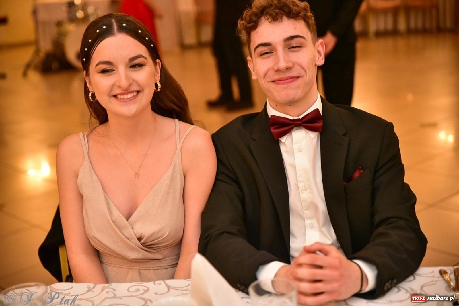 Zdjęcie w galerii na portalu naszraciborz.pl: Studniówka II LO w Raciborzu na bis: polonez, humor i tradycja [FOTO] wiadomości z regionu