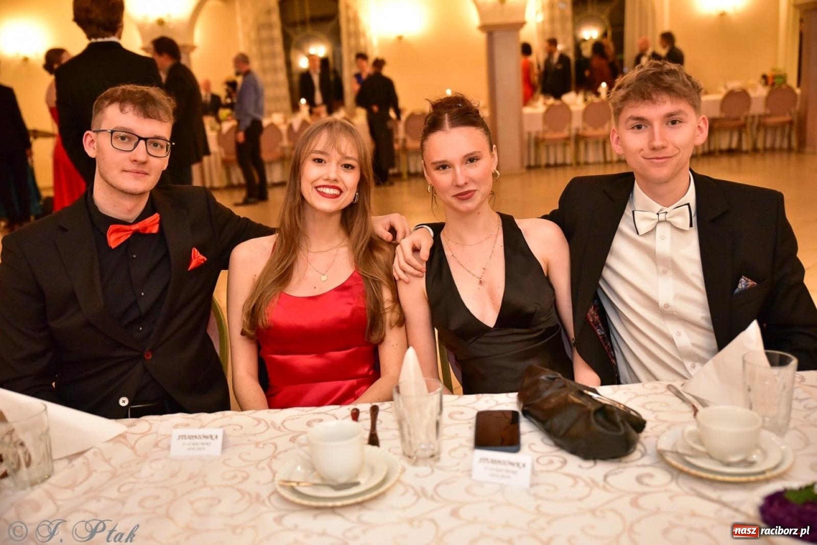 Zdjęcie w galerii na portalu naszraciborz.pl: Studniówka II LO w Raciborzu na bis: polonez, humor i tradycja [FOTO] wiadomości z regionu