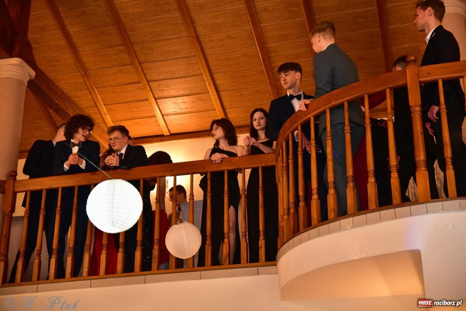 Zdjęcie w galerii na portalu naszraciborz.pl: Studniówka II LO w Raciborzu na bis: polonez, humor i tradycja [FOTO] wiadomości z regionu