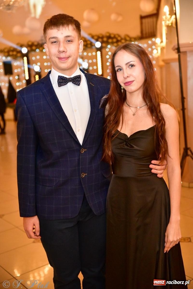 Zdjęcie w galerii na portalu naszraciborz.pl: Studniówka II LO w Raciborzu na bis: polonez, humor i tradycja [FOTO] wiadomości z regionu