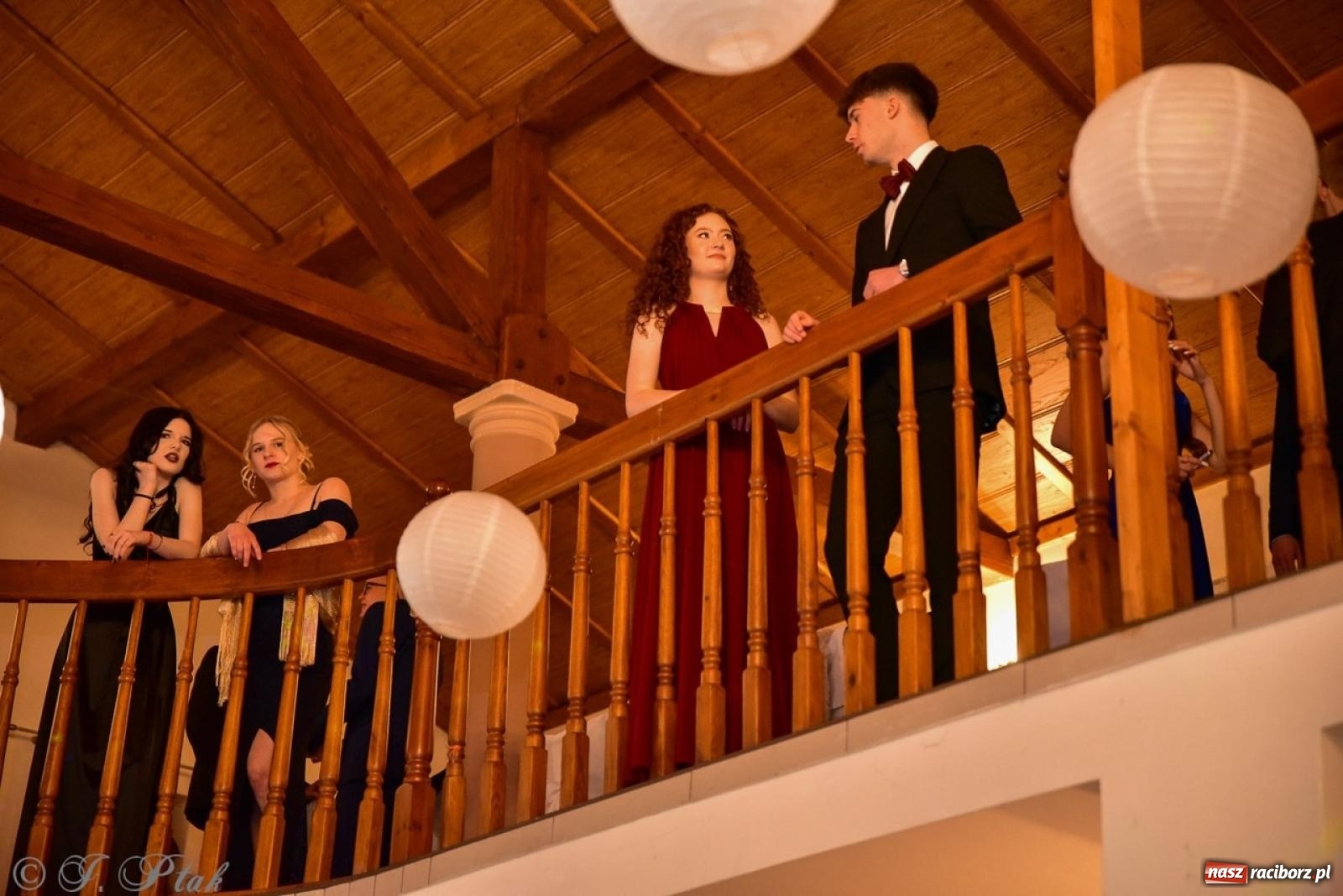 Zdjęcie w galerii na portalu naszraciborz.pl: Studniówka II LO w Raciborzu na bis: polonez, humor i tradycja [FOTO] wiadomości z regionu