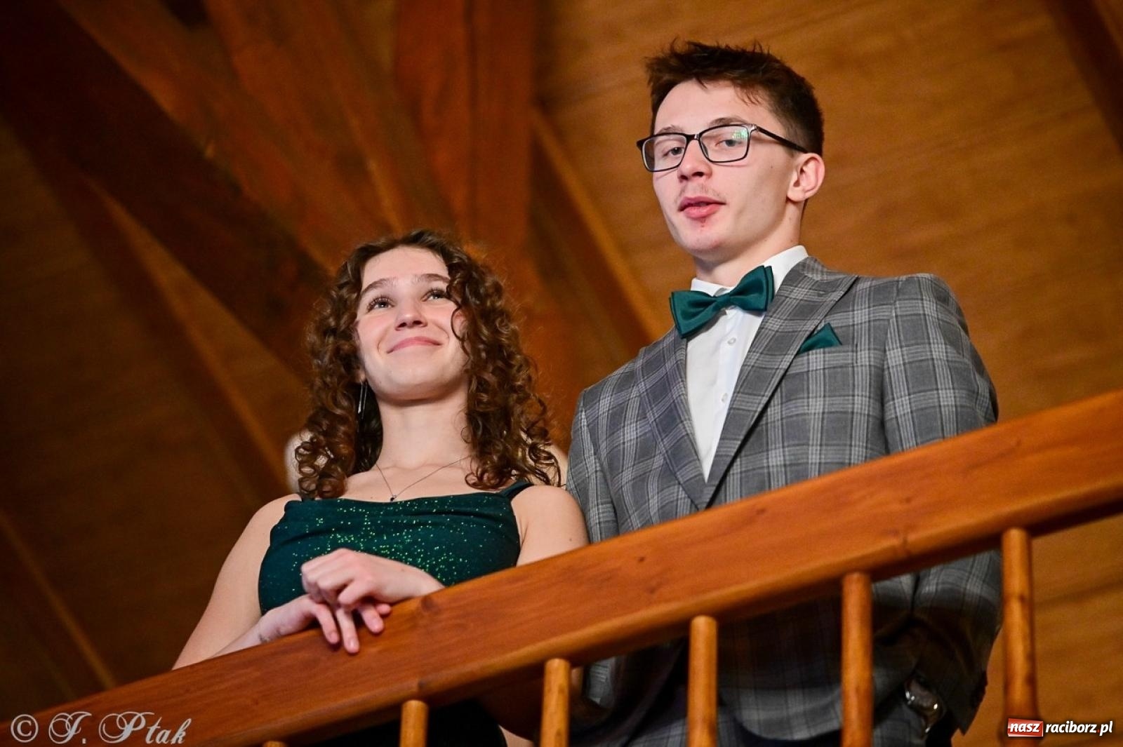 Zdjęcie w galerii na portalu naszraciborz.pl: Studniówka II LO w Raciborzu na bis: polonez, humor i tradycja [FOTO] wiadomości z regionu