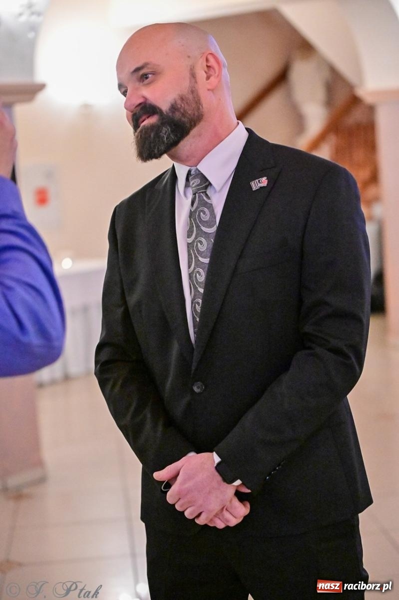 Zdjęcie w galerii na portalu naszraciborz.pl: Studniówka II LO w Raciborzu na bis: polonez, humor i tradycja [FOTO] wiadomości z regionu