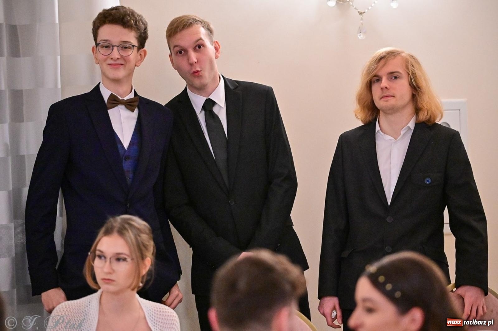 Zdjęcie w galerii na portalu naszraciborz.pl: Studniówka II LO w Raciborzu na bis: polonez, humor i tradycja [FOTO] wiadomości z regionu