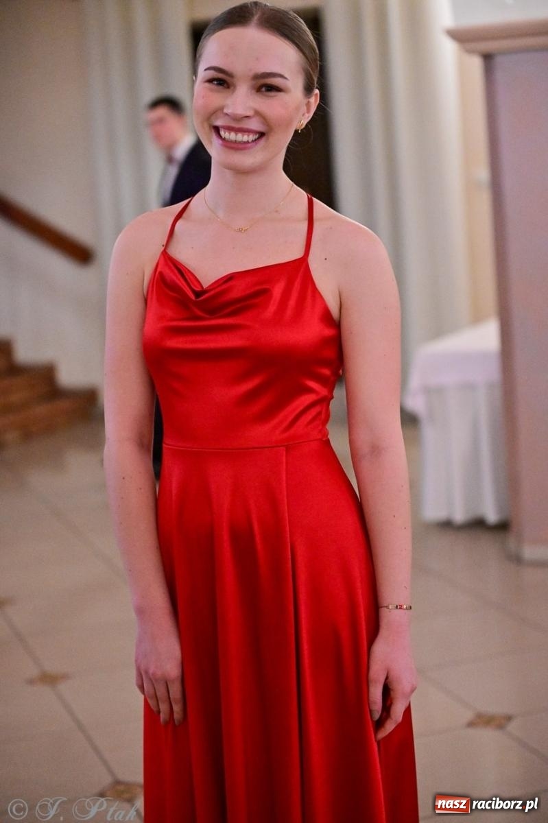 Zdjęcie w galerii na portalu naszraciborz.pl: Studniówka II LO w Raciborzu na bis: polonez, humor i tradycja [FOTO] wiadomości z regionu