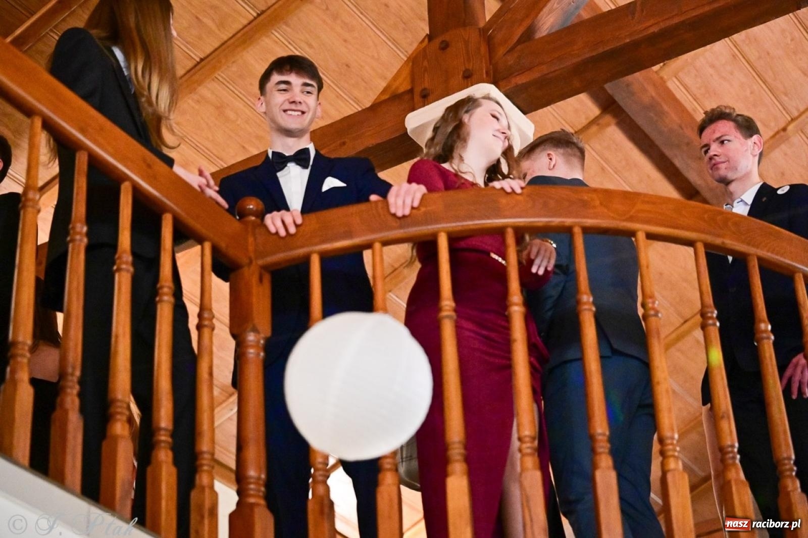 Zdjęcie w galerii na portalu naszraciborz.pl: Studniówka II LO w Raciborzu na bis: polonez, humor i tradycja [FOTO] wiadomości z regionu