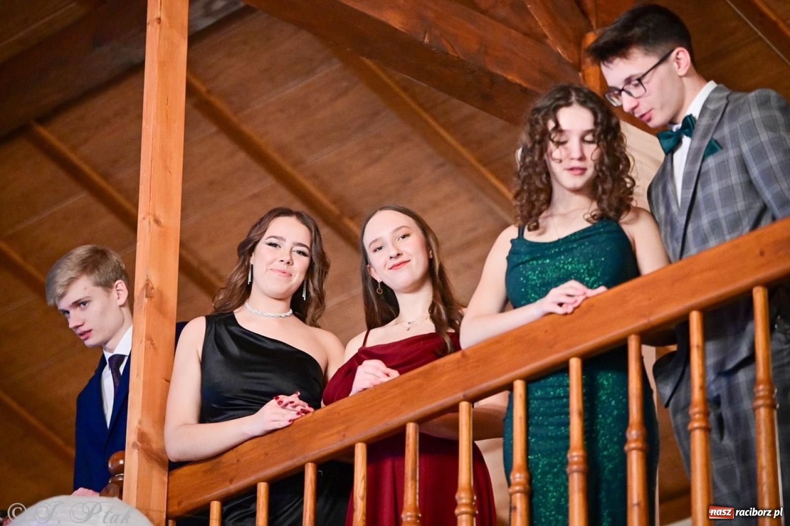 Zdjęcie w galerii na portalu naszraciborz.pl: Studniówka II LO w Raciborzu na bis: polonez, humor i tradycja [FOTO] wiadomości z regionu