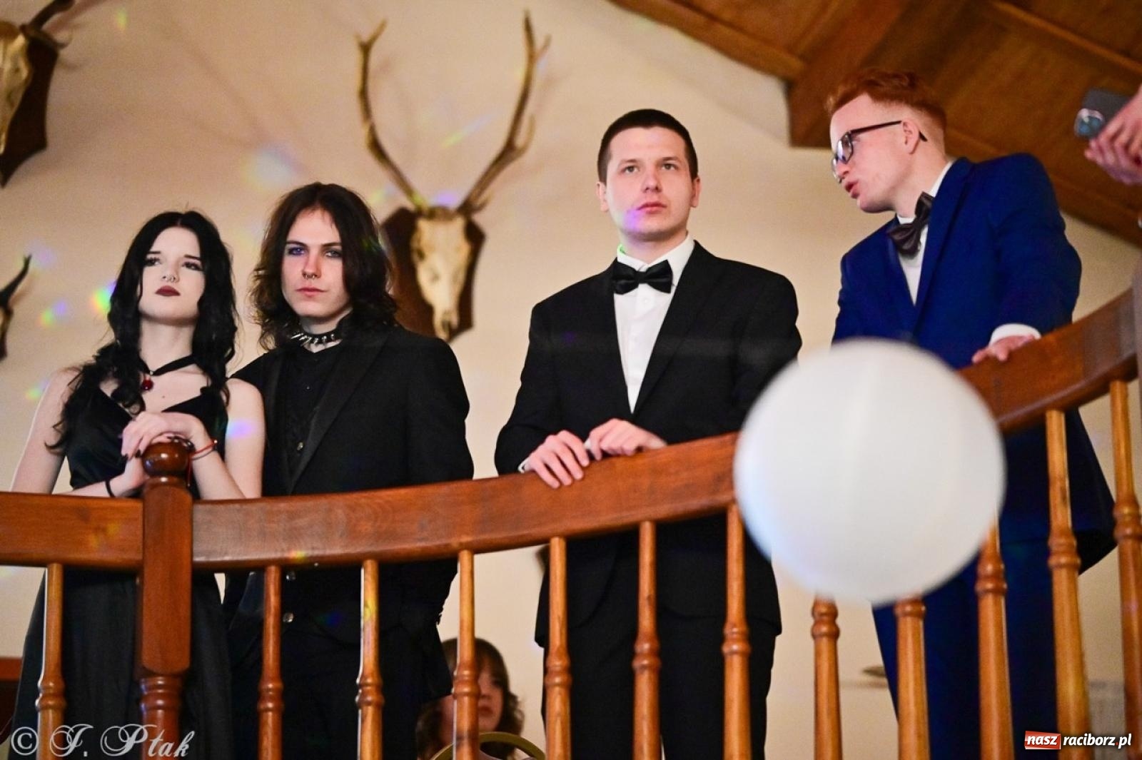 Zdjęcie w galerii na portalu naszraciborz.pl: Studniówka II LO w Raciborzu na bis: polonez, humor i tradycja [FOTO] wiadomości z regionu