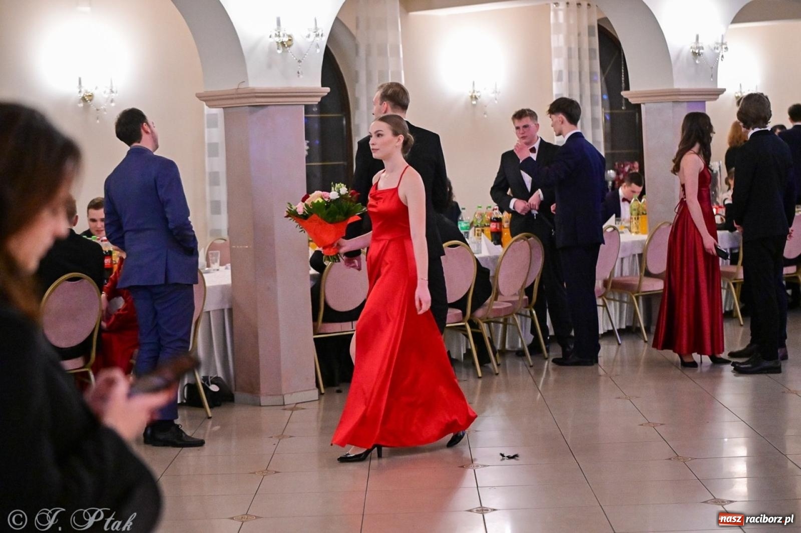 Zdjęcie w galerii na portalu naszraciborz.pl: Studniówka II LO w Raciborzu na bis: polonez, humor i tradycja [FOTO] wiadomości z regionu