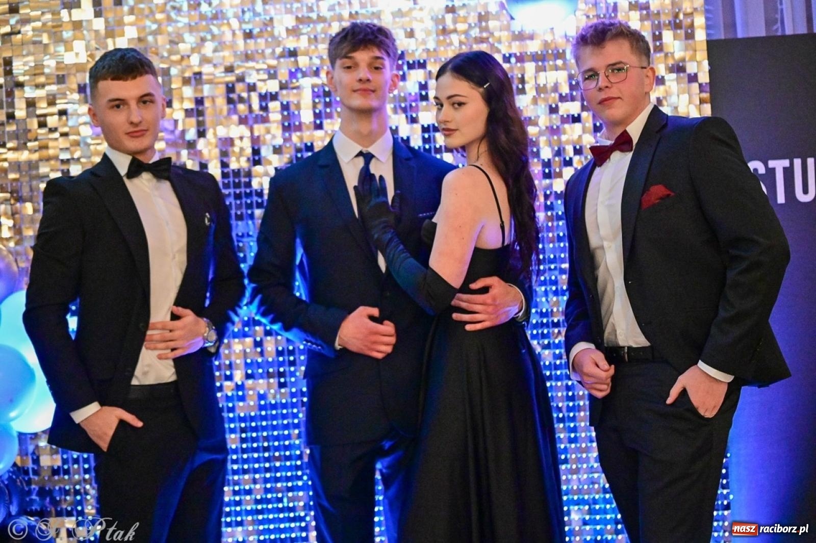 Zdjęcie w galerii na portalu naszraciborz.pl: Studniówka II LO w Raciborzu na bis: polonez, humor i tradycja [FOTO] wiadomości z regionu