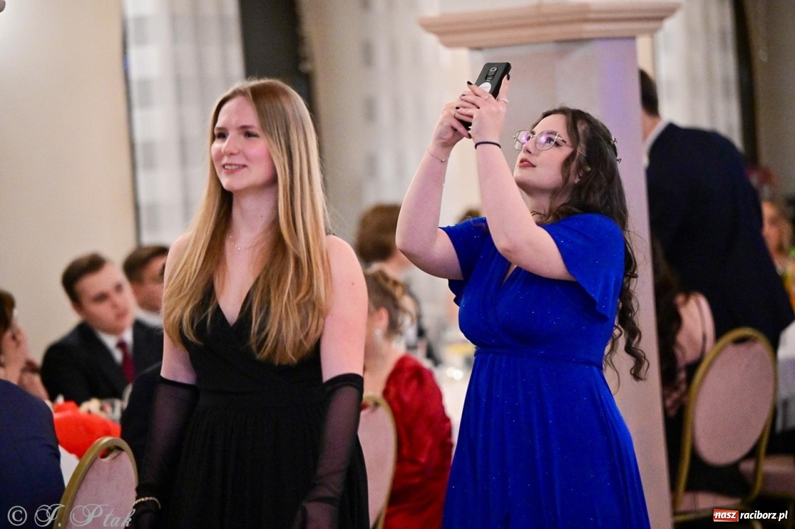 Zdjęcie w galerii na portalu naszraciborz.pl: Studniówka II LO w Raciborzu na bis: polonez, humor i tradycja [FOTO] wiadomości z regionu