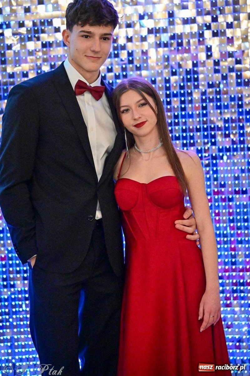 Zdjęcie w galerii na portalu naszraciborz.pl: Studniówka II LO w Raciborzu na bis: polonez, humor i tradycja [FOTO] wiadomości z regionu