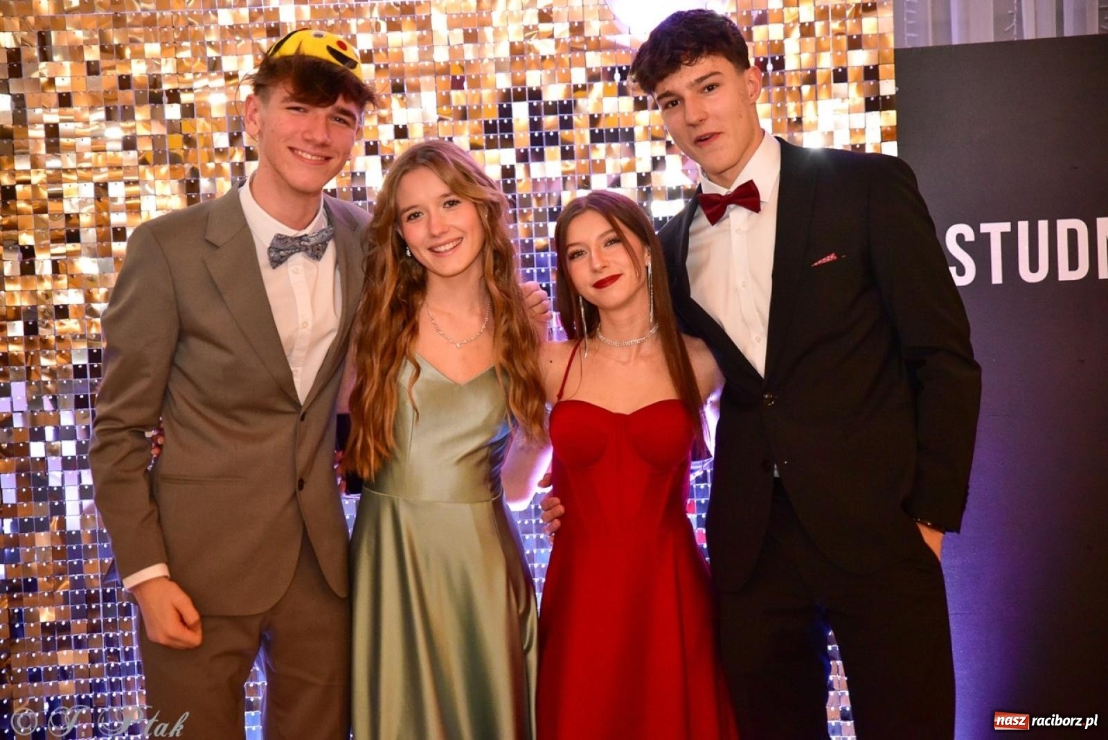 Zdjęcie w galerii na portalu naszraciborz.pl: Studniówka II LO w Raciborzu na bis: polonez, humor i tradycja [FOTO] wiadomości z regionu