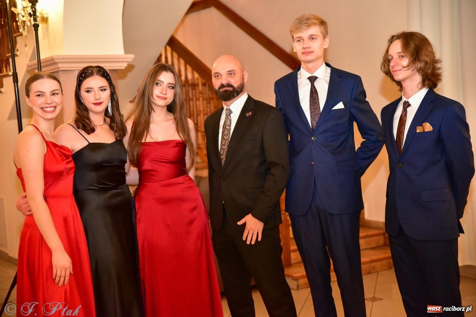 Zdjęcie w galerii na portalu naszraciborz.pl: Studniówka II LO w Raciborzu na bis: polonez, humor i tradycja [FOTO] wiadomości z regionu