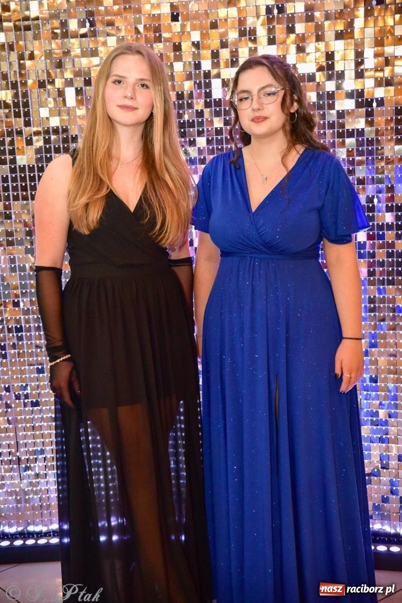 Zdjęcie w galerii na portalu naszraciborz.pl: Studniówka II LO w Raciborzu na bis: polonez, humor i tradycja [FOTO] wiadomości z regionu