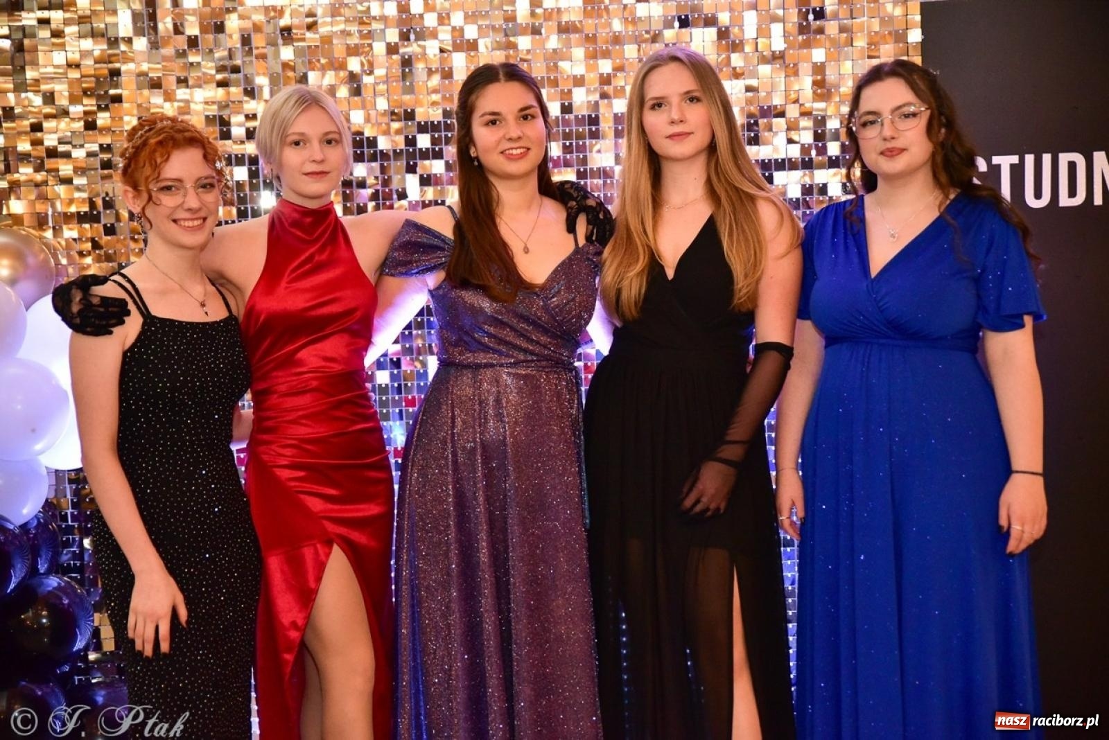 Zdjęcie w galerii na portalu naszraciborz.pl: Studniówka II LO w Raciborzu na bis: polonez, humor i tradycja [FOTO] wiadomości z regionu