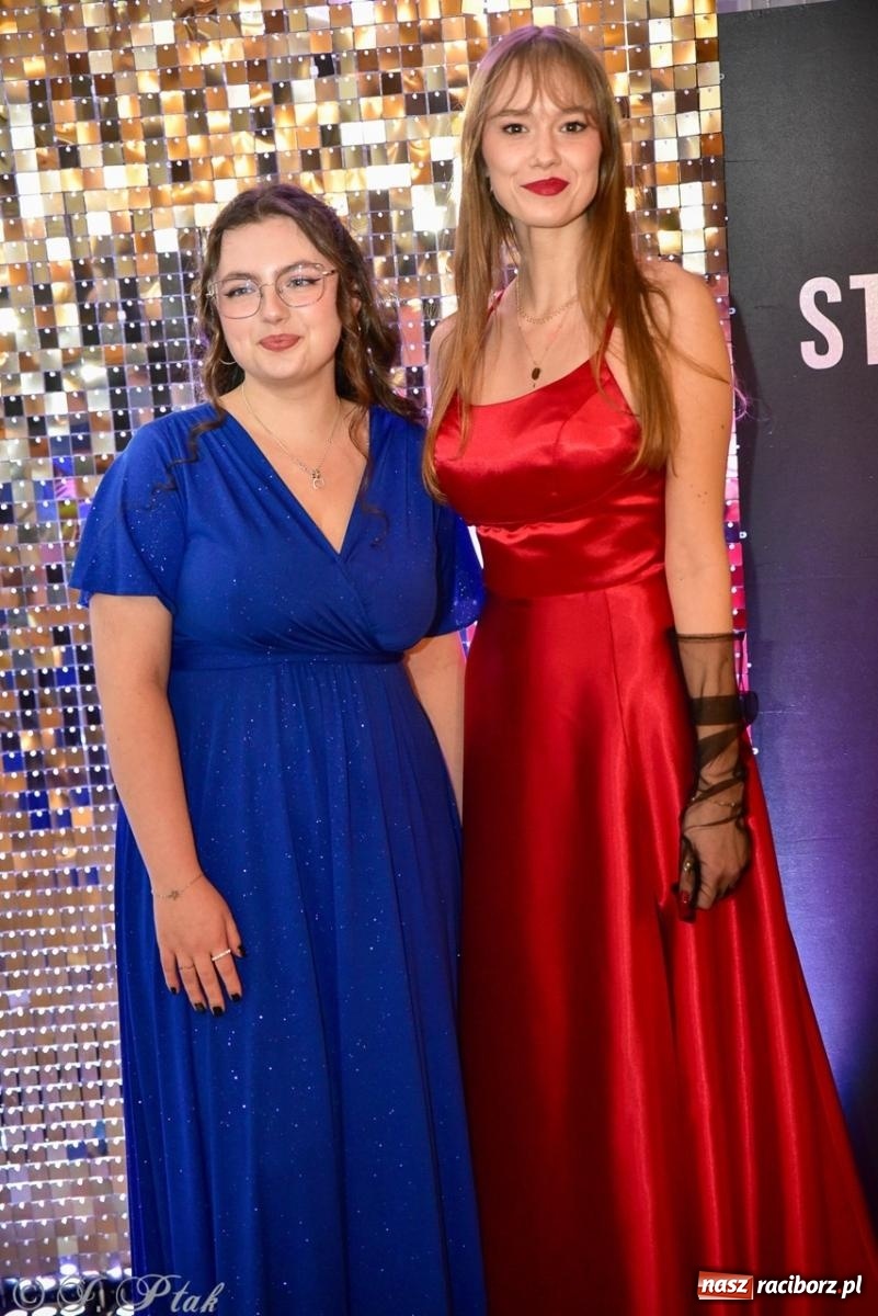 Zdjęcie w galerii na portalu naszraciborz.pl: Studniówka II LO w Raciborzu na bis: polonez, humor i tradycja [FOTO] wiadomości z regionu