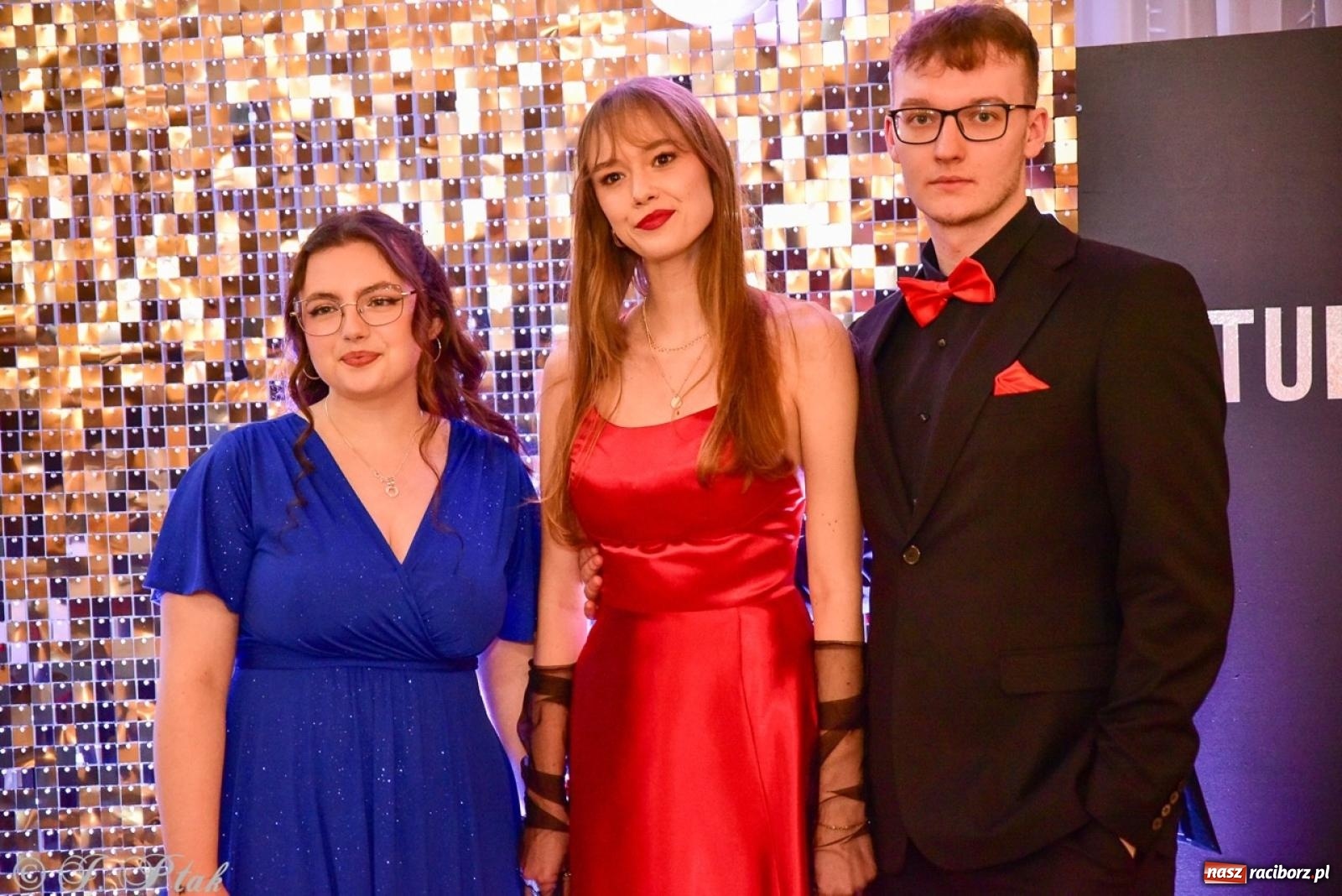 Zdjęcie w galerii na portalu naszraciborz.pl: Studniówka II LO w Raciborzu na bis: polonez, humor i tradycja [FOTO] wiadomości z regionu