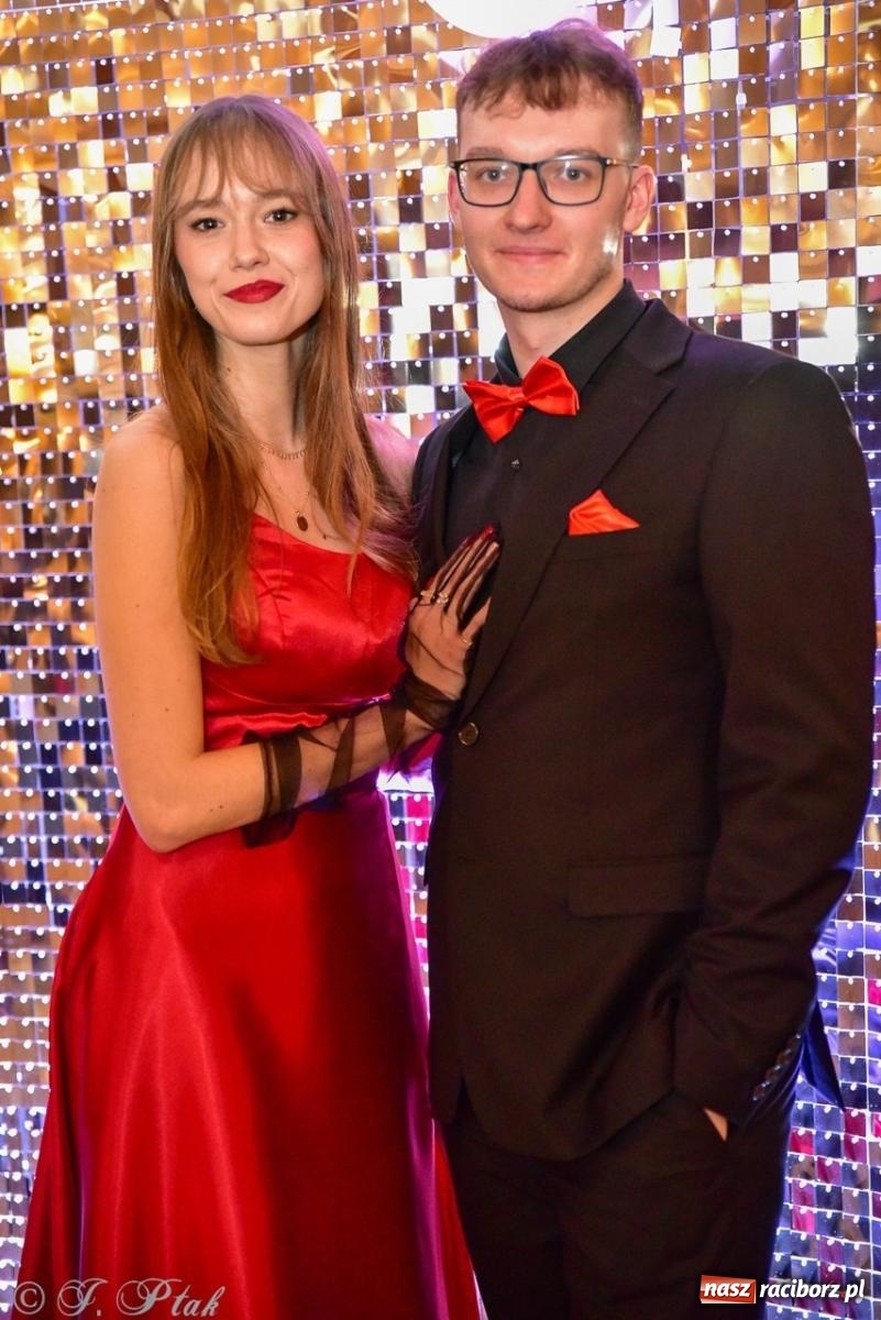 Zdjęcie w galerii na portalu naszraciborz.pl: Studniówka II LO w Raciborzu na bis: polonez, humor i tradycja [FOTO] wiadomości z regionu