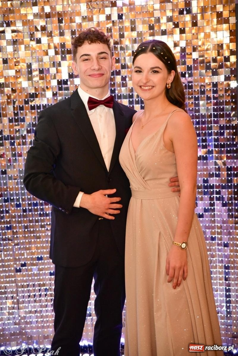 Zdjęcie w galerii na portalu naszraciborz.pl: Studniówka II LO w Raciborzu na bis: polonez, humor i tradycja [FOTO] wiadomości z regionu