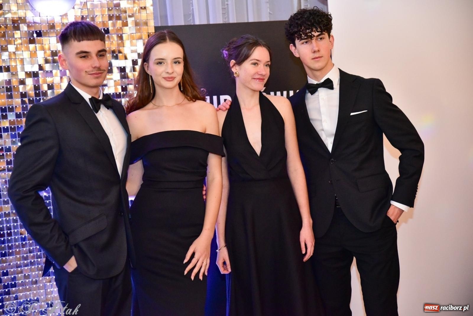 Zdjęcie w galerii na portalu naszraciborz.pl: Studniówka II LO w Raciborzu na bis: polonez, humor i tradycja [FOTO] wiadomości z regionu