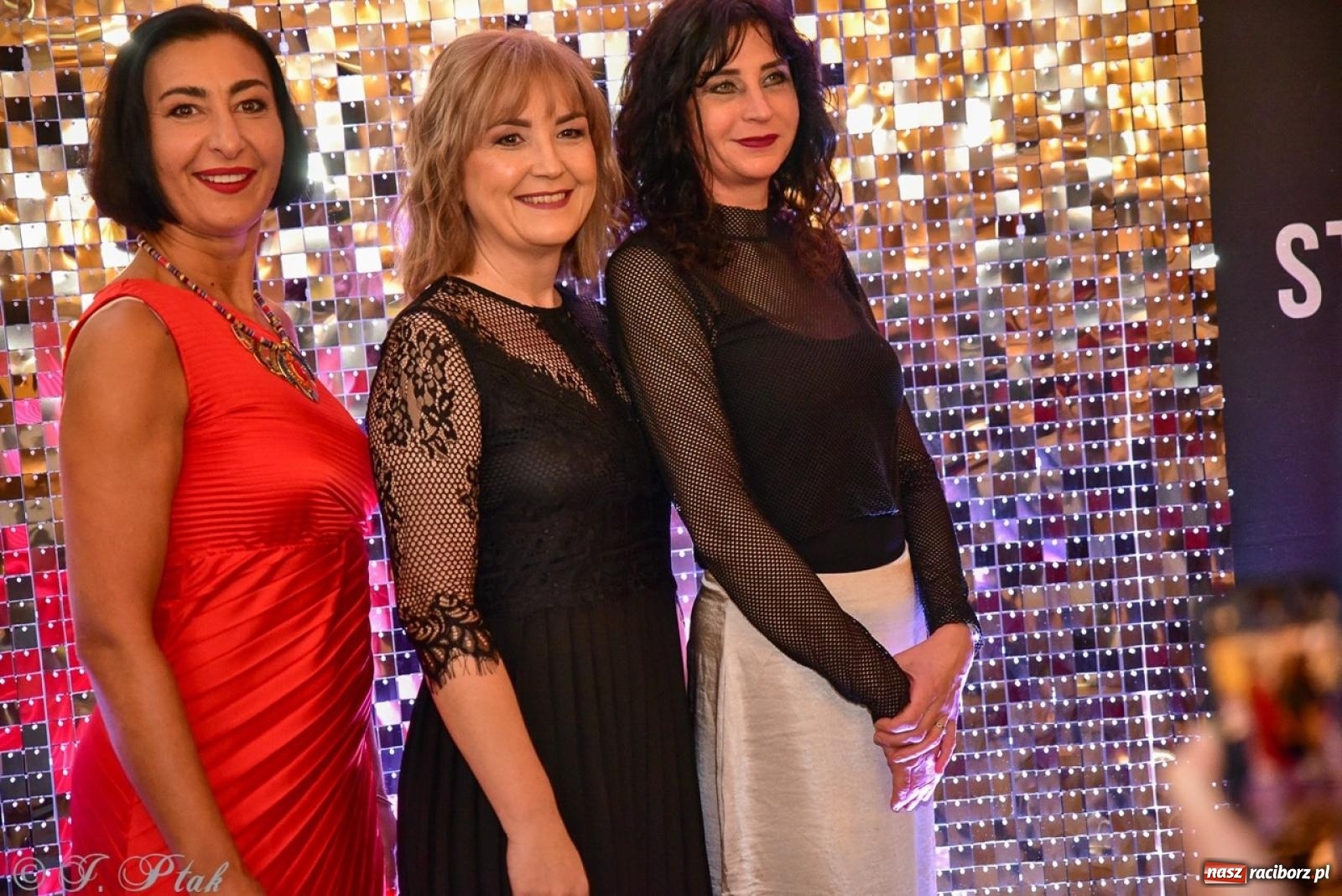 Zdjęcie w galerii na portalu naszraciborz.pl: Studniówka II LO w Raciborzu na bis: polonez, humor i tradycja [FOTO] wiadomości z regionu