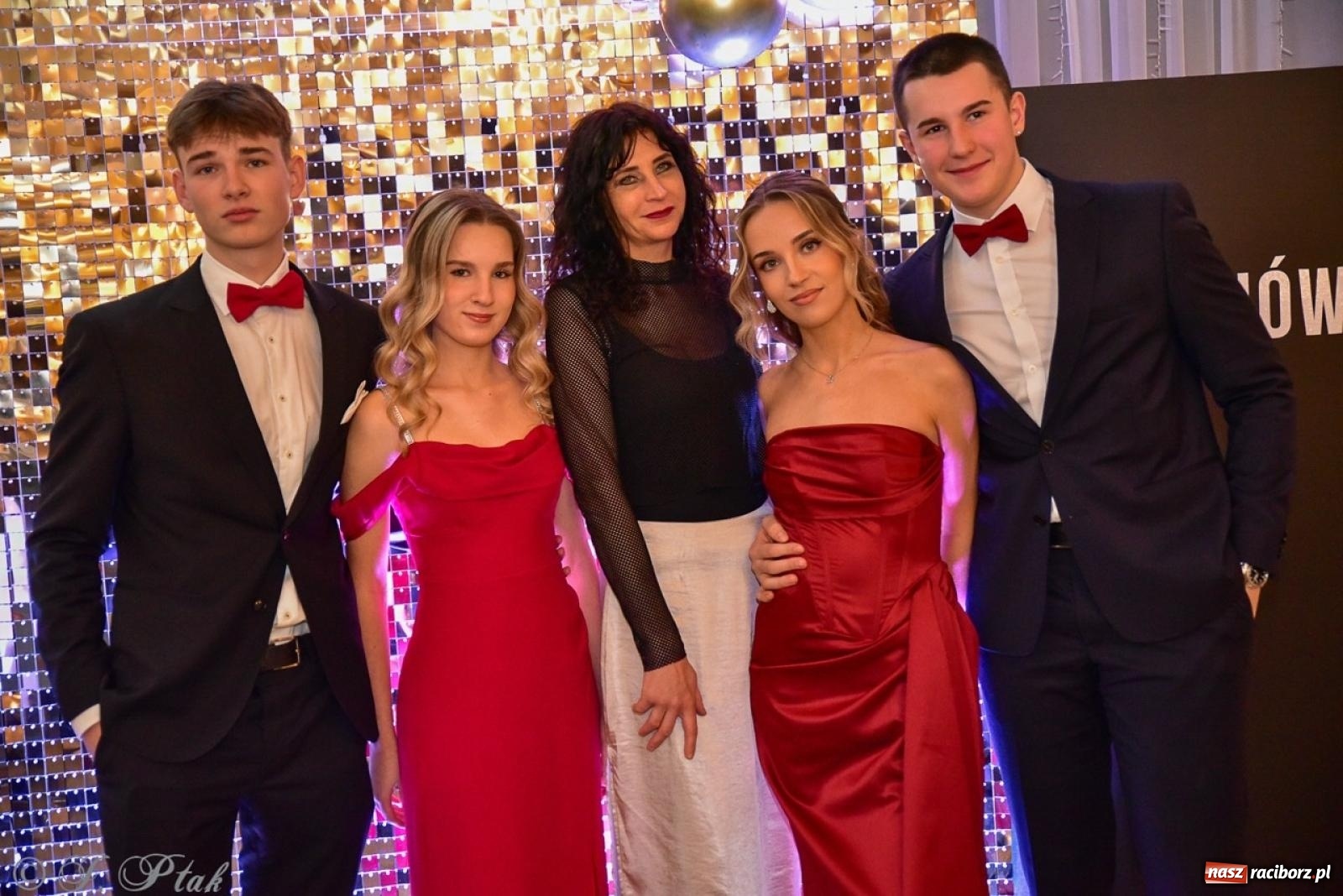 Zdjęcie w galerii na portalu naszraciborz.pl: Studniówka II LO w Raciborzu na bis: polonez, humor i tradycja [FOTO] wiadomości z regionu