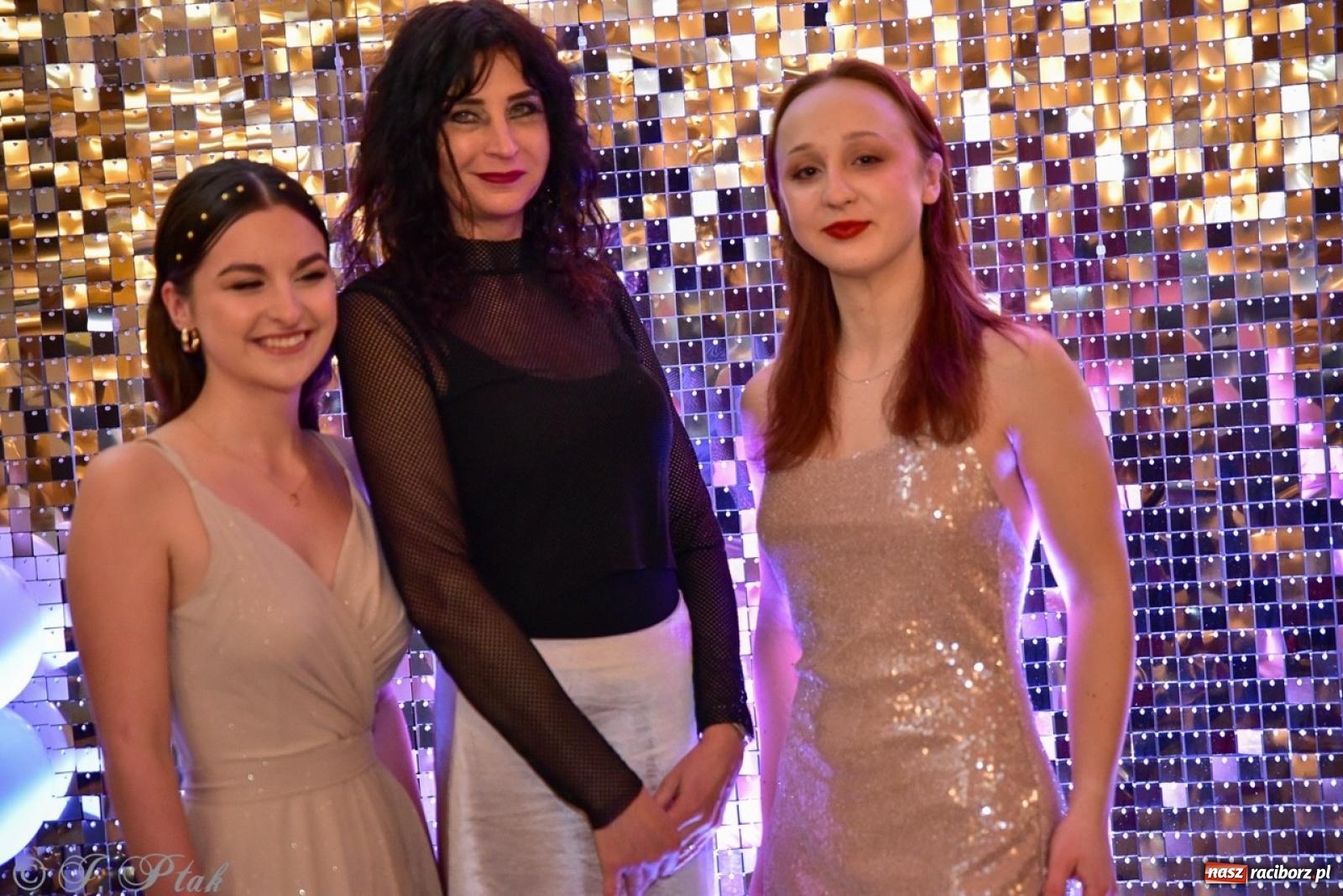 Zdjęcie w galerii na portalu naszraciborz.pl: Studniówka II LO w Raciborzu na bis: polonez, humor i tradycja [FOTO] wiadomości z regionu