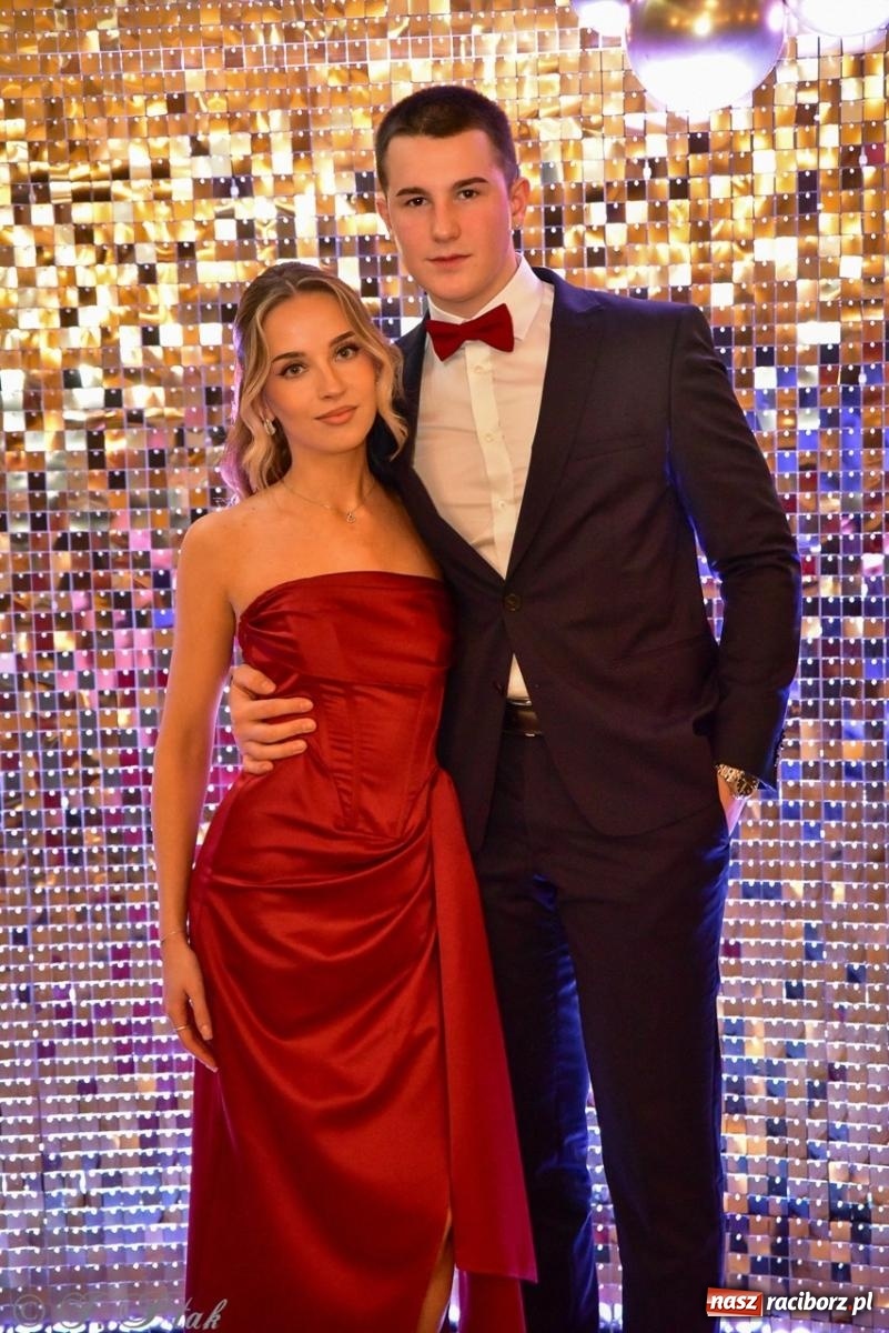 Zdjęcie w galerii na portalu naszraciborz.pl: Studniówka II LO w Raciborzu na bis: polonez, humor i tradycja [FOTO] wiadomości z regionu