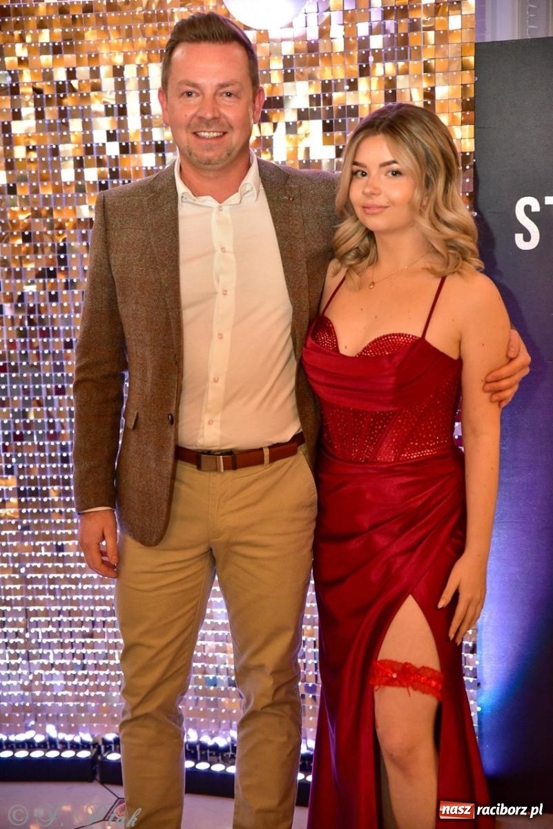 Zdjęcie w galerii na portalu naszraciborz.pl: Studniówka II LO w Raciborzu na bis: polonez, humor i tradycja [FOTO] wiadomości z regionu