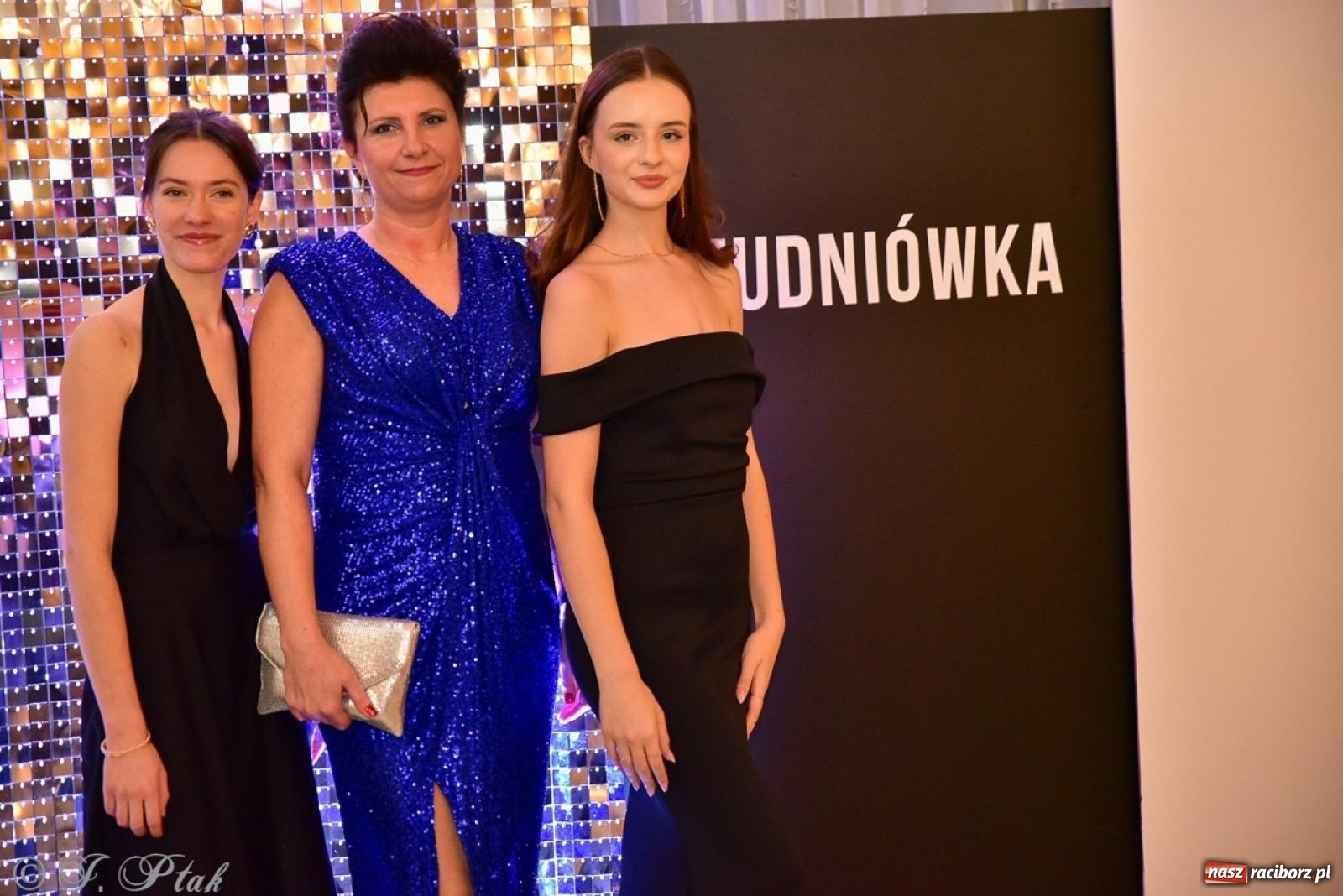 Zdjęcie w galerii na portalu naszraciborz.pl: Studniówka II LO w Raciborzu na bis: polonez, humor i tradycja [FOTO] wiadomości z regionu