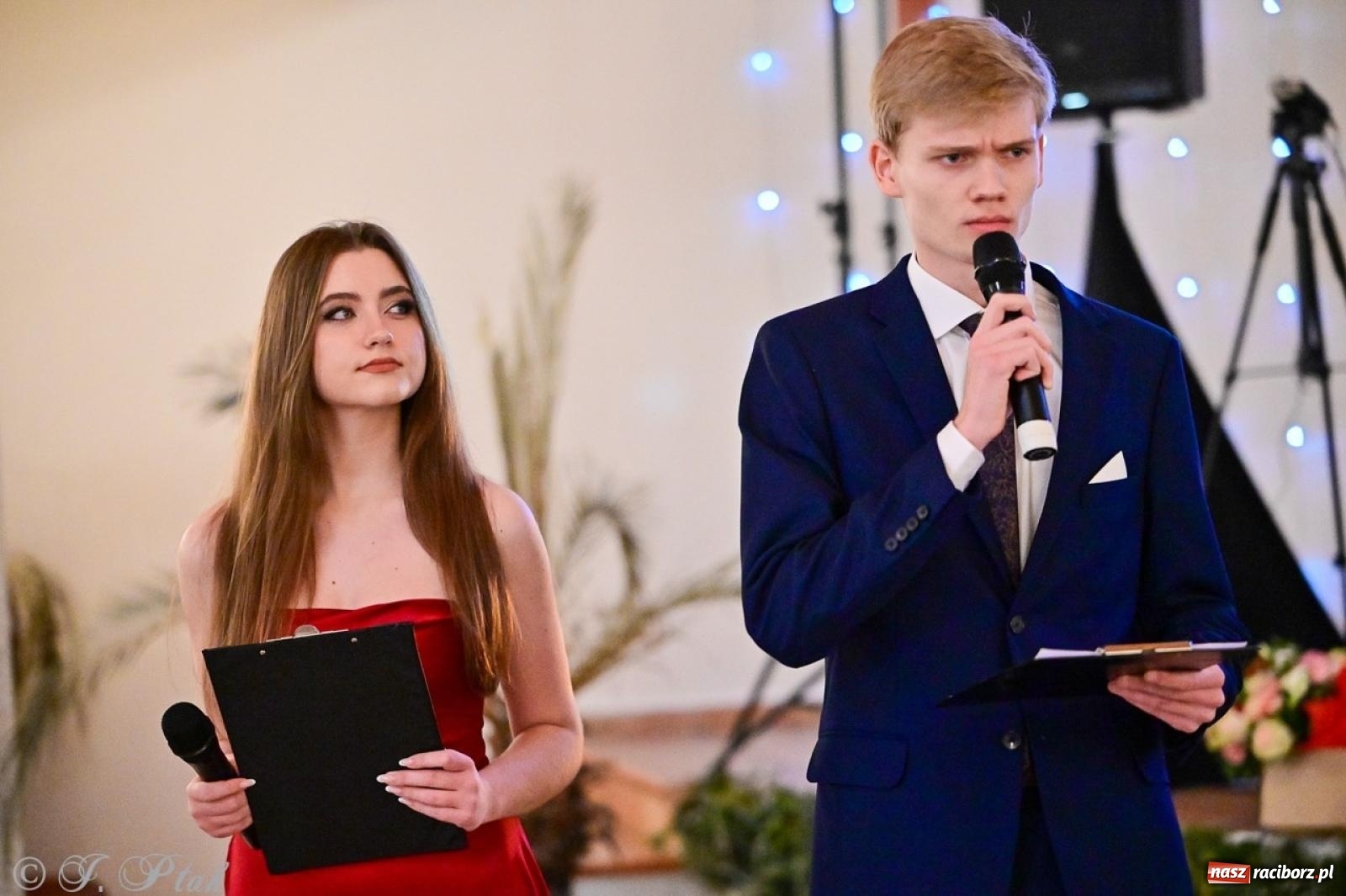 Zdjęcie w galerii na portalu naszraciborz.pl: Studniówka II LO w Raciborzu na bis: polonez, humor i tradycja [FOTO] wiadomości z regionu