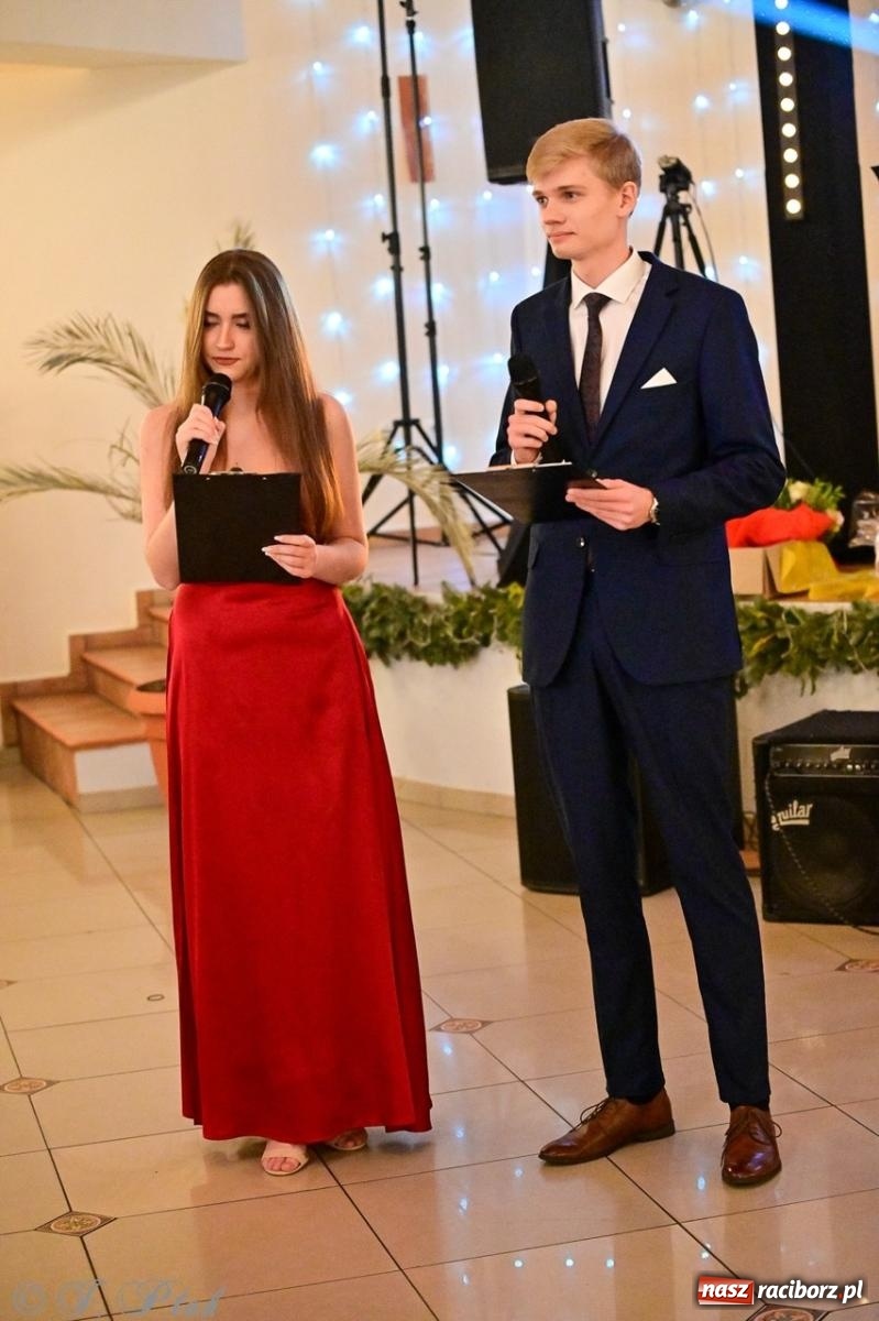 Zdjęcie w galerii na portalu naszraciborz.pl: Studniówka II LO w Raciborzu na bis: polonez, humor i tradycja [FOTO] wiadomości z regionu