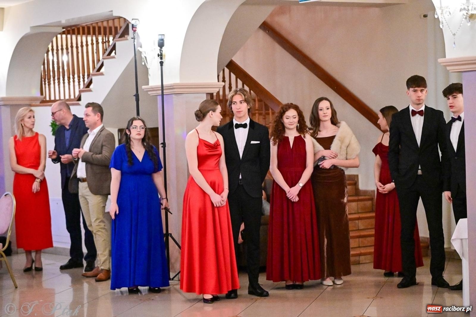 Zdjęcie w galerii na portalu naszraciborz.pl: Studniówka II LO w Raciborzu na bis: polonez, humor i tradycja [FOTO] wiadomości z regionu