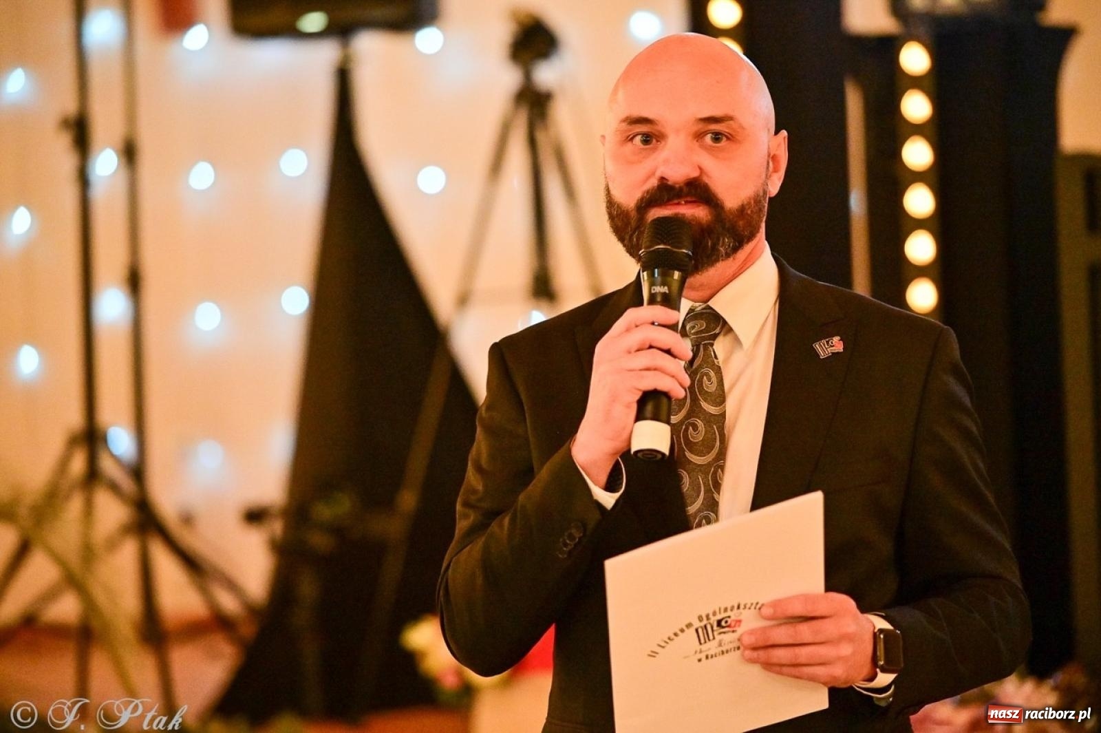 Zdjęcie w galerii na portalu naszraciborz.pl: Studniówka II LO w Raciborzu na bis: polonez, humor i tradycja [FOTO] wiadomości z regionu